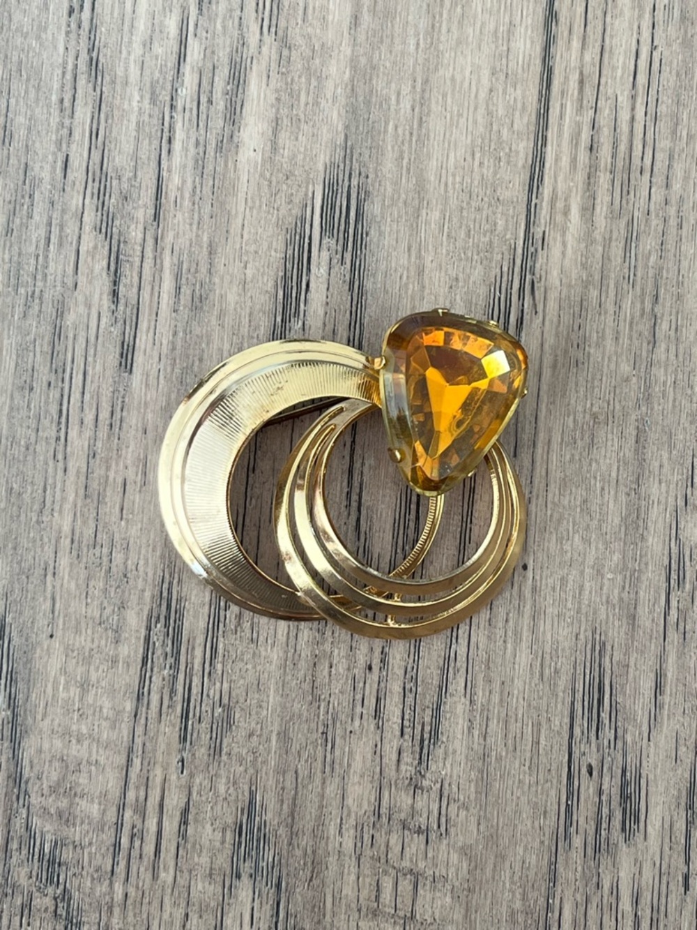 Vintage Classic Gold-Tone Brooch with Amber Gemstone